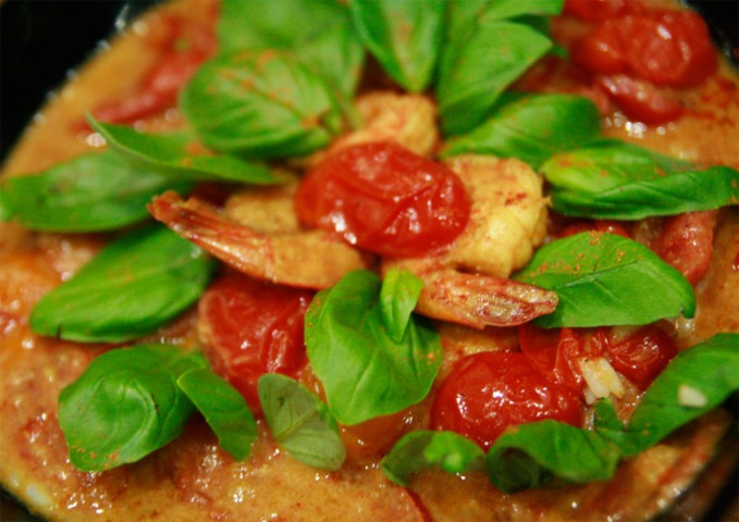 krewetki-podane-z-pomidorami-bazylia-curry-i-mlekiem-kokosowym-oraz-ryzem