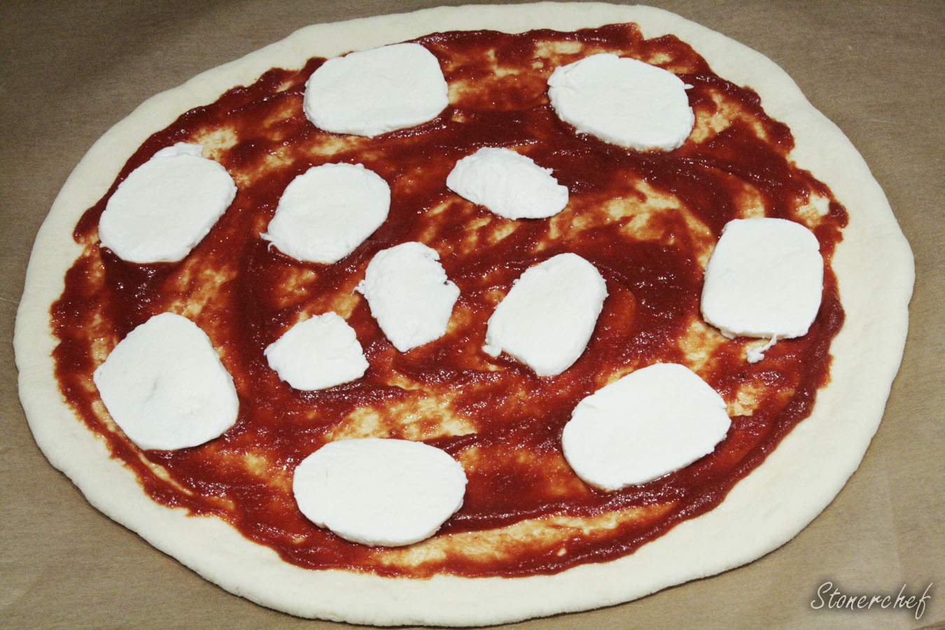 pizza przed pieczeniem