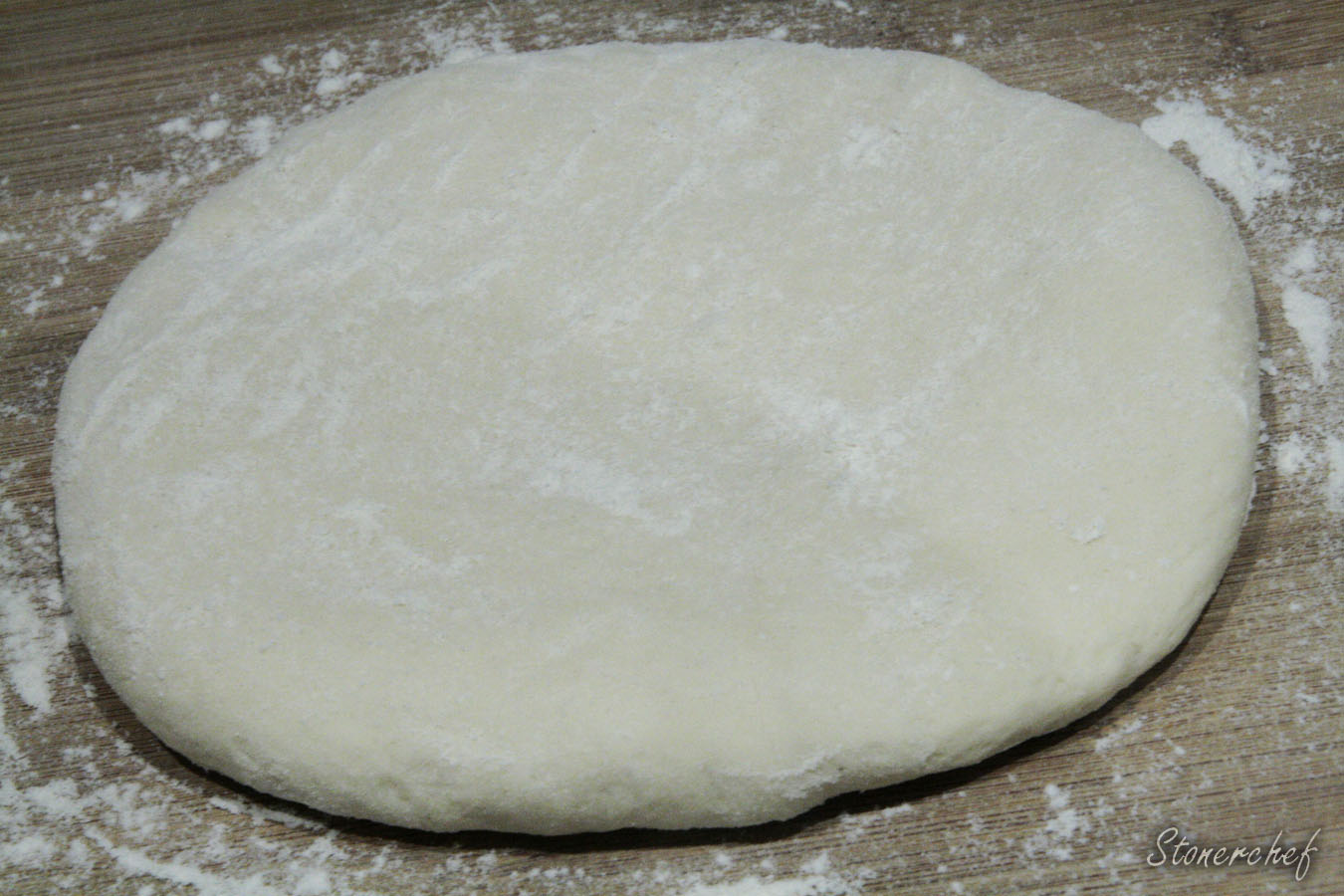 rozciągane ciasto podsypane mąką