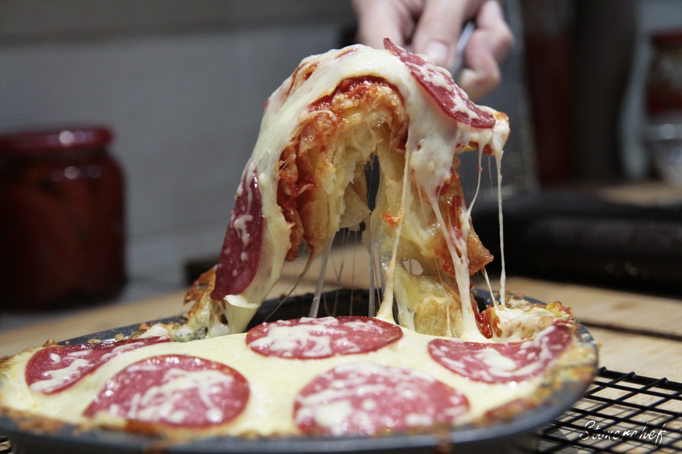 chipizza uginająca się pod ciągnącym się serem