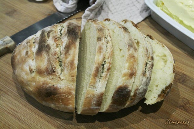 przaśny rumiany chleb z niedźwiedzim czosnkiem