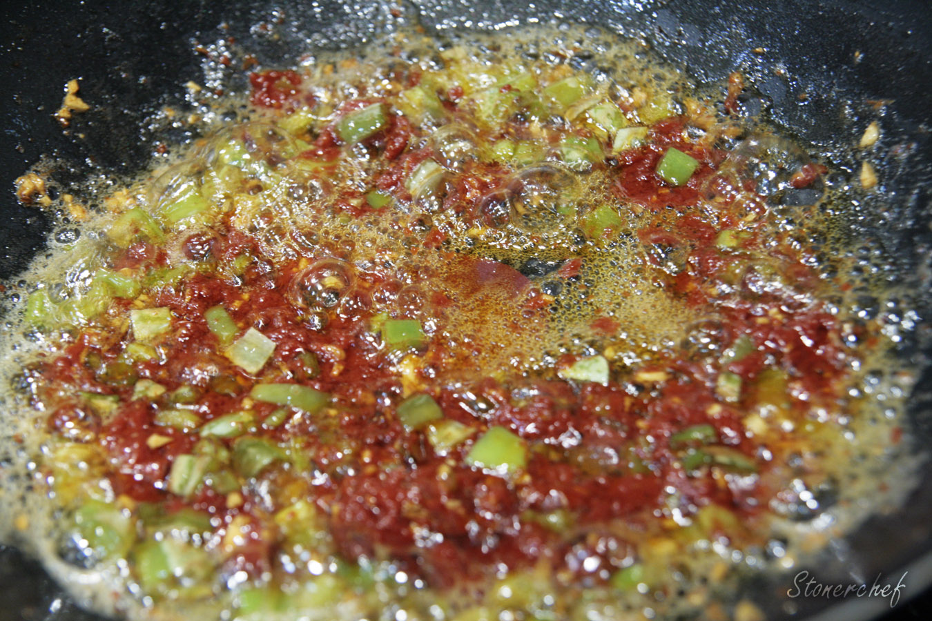chilli koncentrat pomidorowy i czosnek na patelni