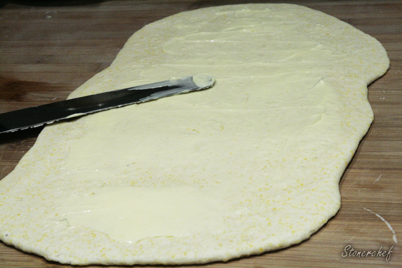 ciasto na pizzę posmarowane masłem