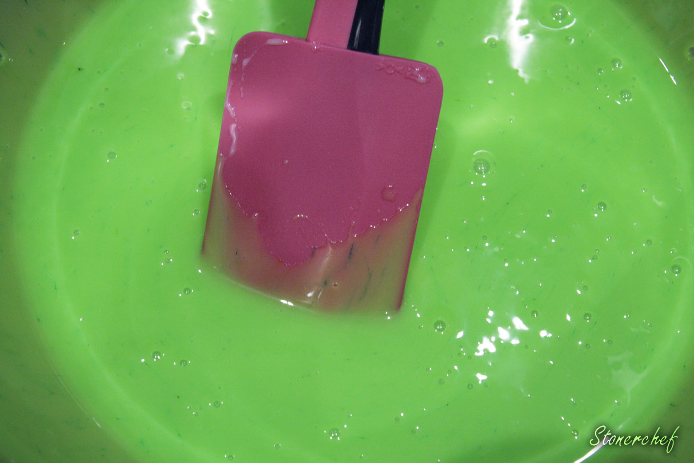 mleko skondensowane z kroplami miętowymi i zielonym barwnikiem