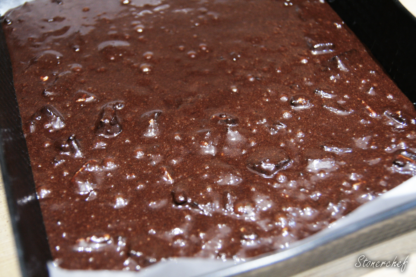 masa na brownie w formie do pieczenia.