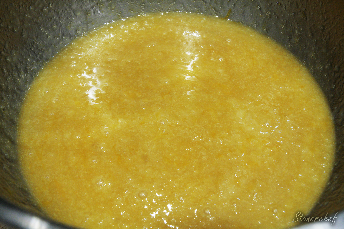 roztopione masło z jajkami i cukrem
