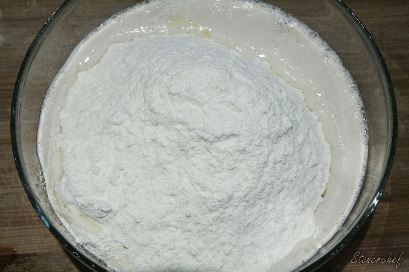 mąka jajka i sól dodane do drożdży