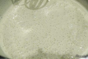 jajka ubite z cukrami, wanilią, proszkiem do pieczenia i solą