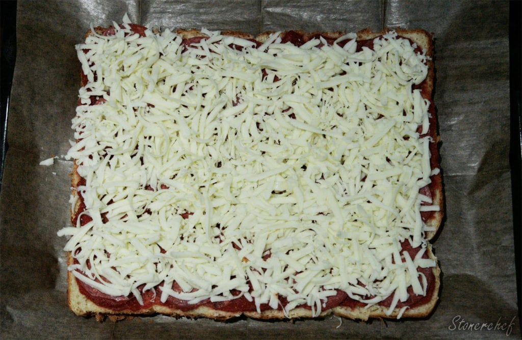 pizza bułki posypane serem
