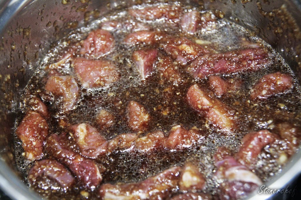 wołowina w sosie przed gotowaniem