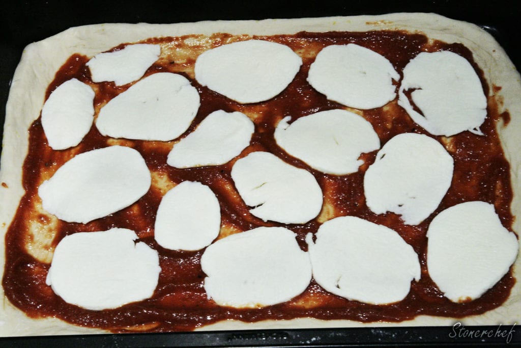 mozzarella na prostokątnej pizzy