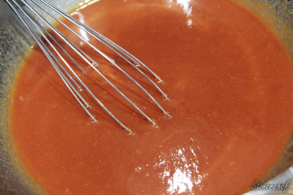 bulion wymieszany z koncentratem pomidorowym