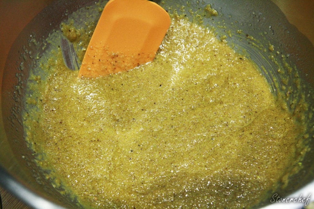 roztopione masło z cukrem i kremem pistacjowym