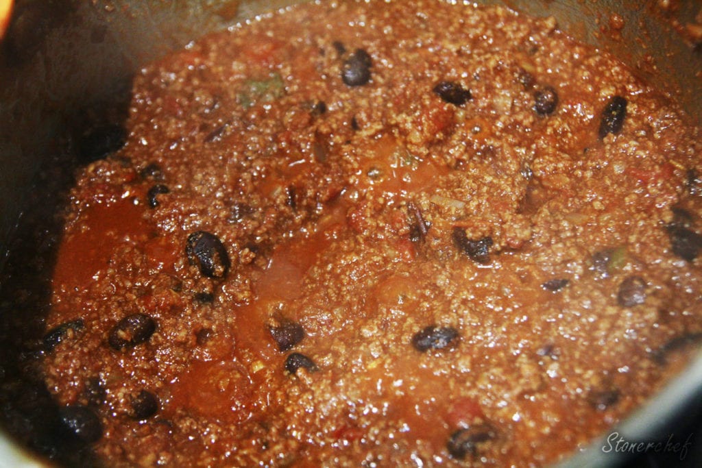 odparowywanie sosu w chili con carne