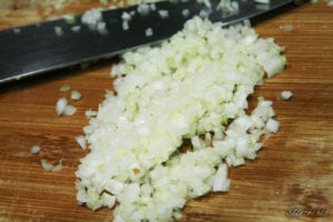 posiekana cebula do cheeseburgerów