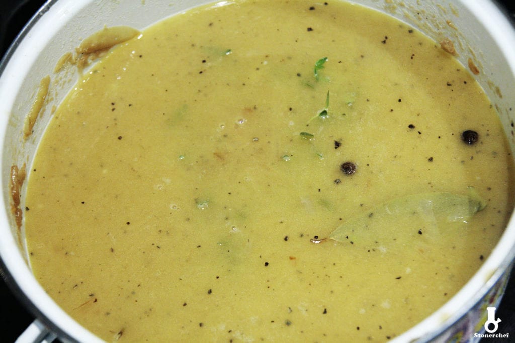 zupa cebulowa przed zagotowaniem