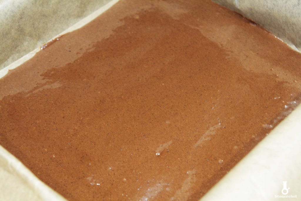 masa brownie przelana do formy