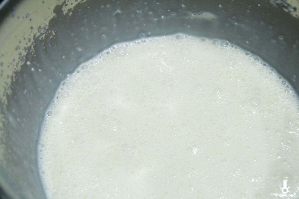 mascarpone i mleko skondensowane w misce