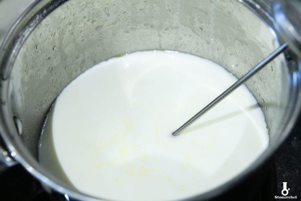 mleko podgrzewane w rondelku