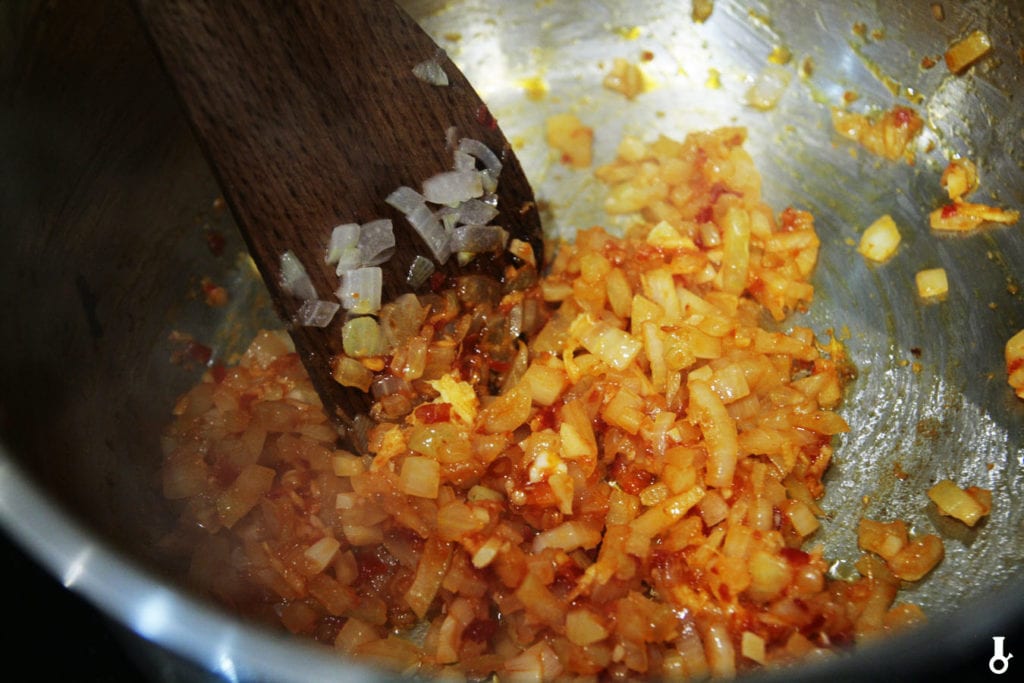 imbir chili i czosnek dodany do cebuli