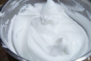 białka ubite z cukrem