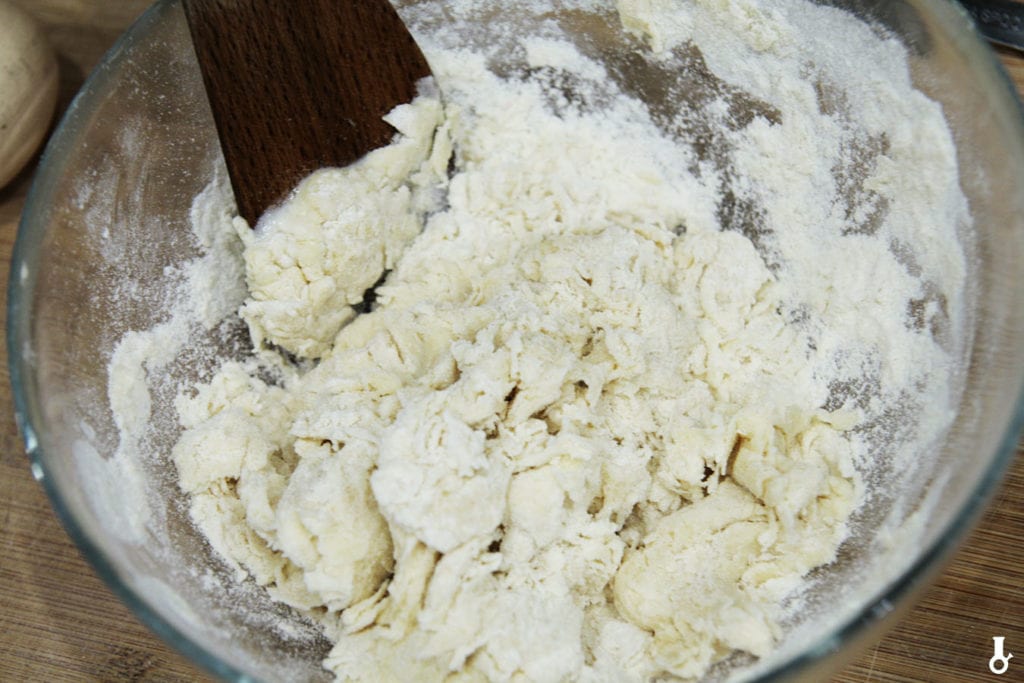 mąka wymieszana z masłem i wodą