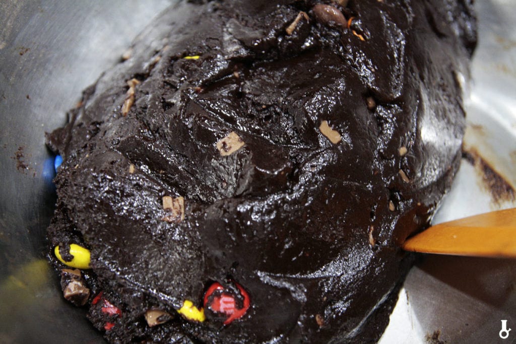 suche składniki dodane do masy na ciastka brownie z M&Ms