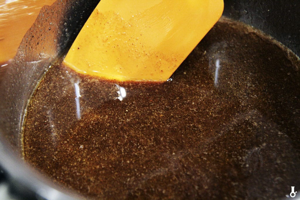 miód cukier masło skórka pomarańczowa i przyprawy w garnku