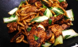 smażony makaron udon z wieprzowiną