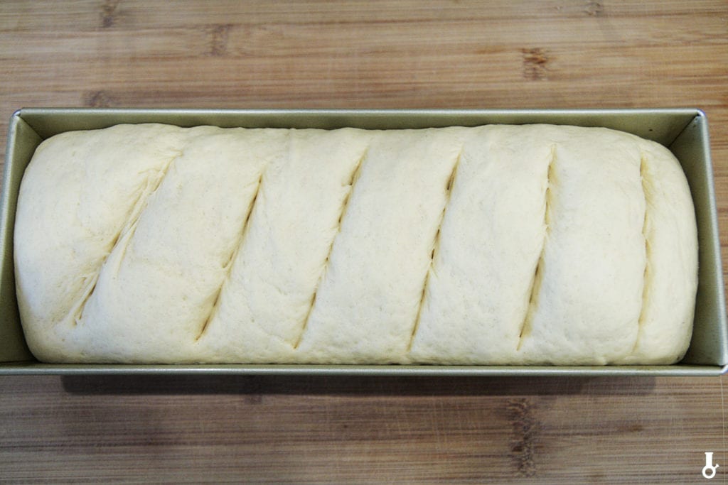 maślany chleb tostowy przed pieczeniem