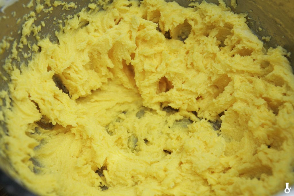 masło utarte z cukrem i żółtkami