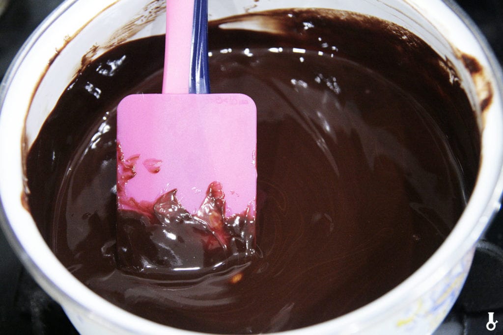 roztopiona czekolada na spód z brownie