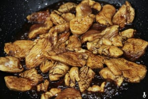 kurczak smażony w oleju sezamowym i sosie sojowym