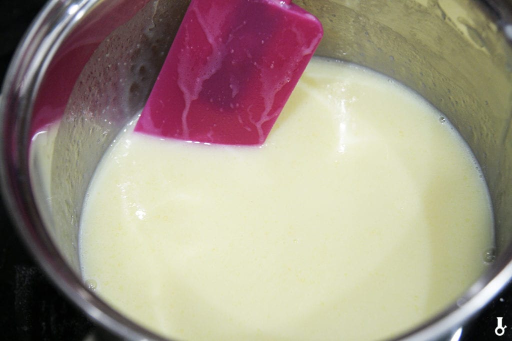 mleko skondensowane z masłem w rondelku