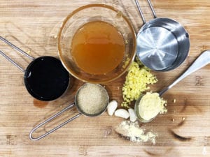 składniki na sos miodowo-czosnkowy