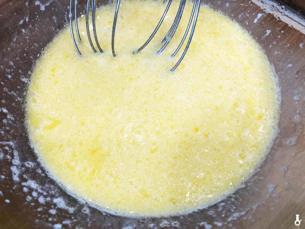 jajka mleko i masło w misce